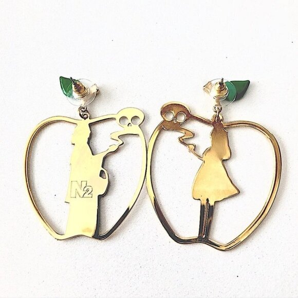 Les Nereides N2 Snow White & Evil Stepmother Earrings w/Bag - Picture 5 of 6